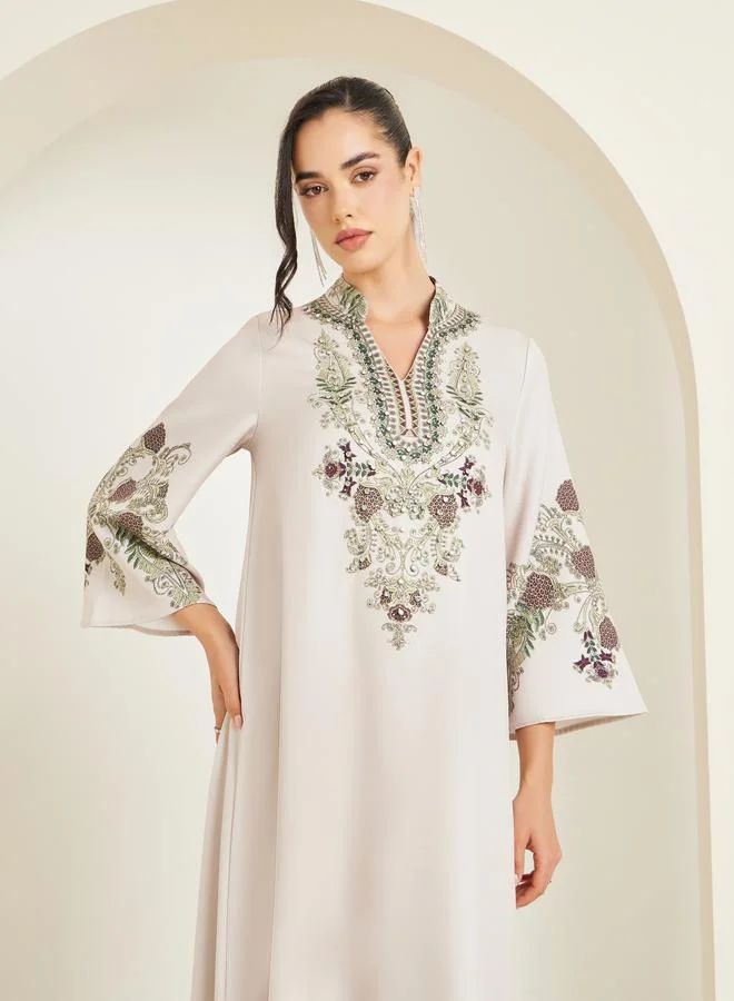 أميرة جلابية طويلة بحافة واسعة وتفاصيل مزينة